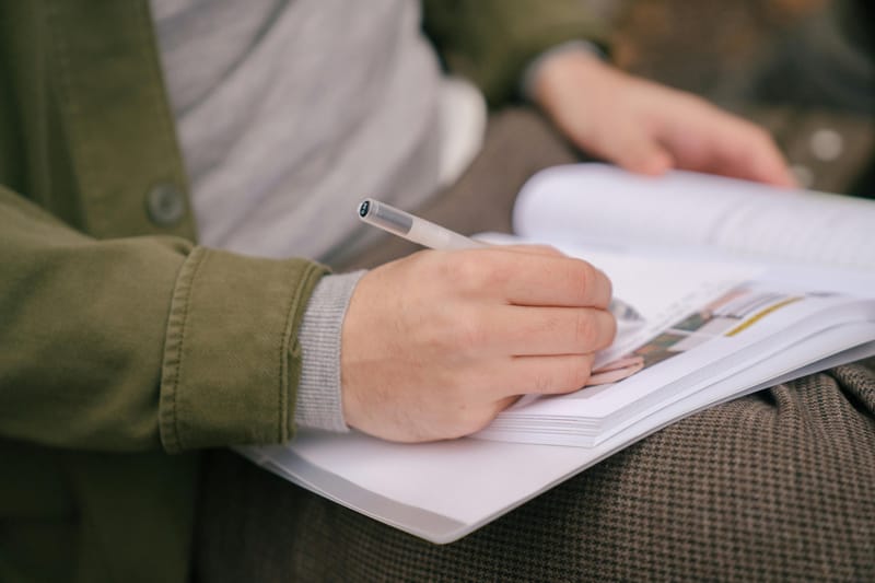 How to Write an Obituary: A Complete Guide With Examples